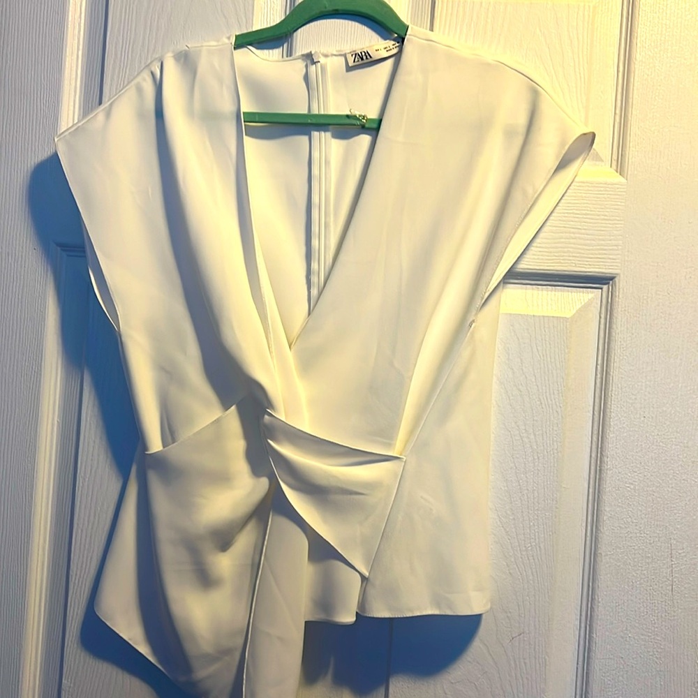 Zara Women’s Large white knotted top.